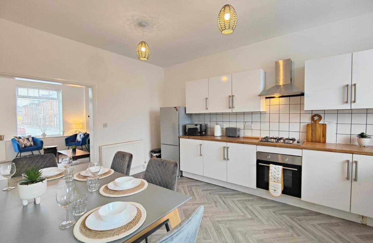 Stott House - Bright Spacious Townhouse 15 Minutes To Central Manchester With Free Parking Villa Eksteriør billede