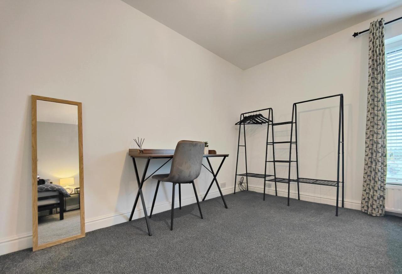 Stott House - Bright Spacious Townhouse 15 Minutes To Central Manchester With Free Parking Villa Eksteriør billede