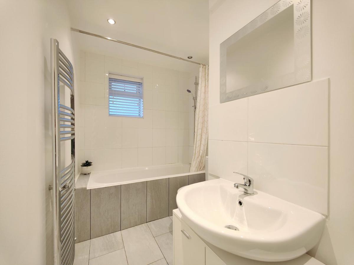 Stott House - Bright Spacious Townhouse 15 Minutes To Central Manchester With Free Parking Villa Eksteriør billede